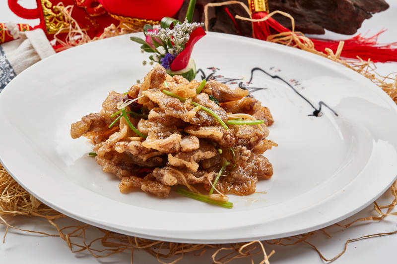 白色瓷盘装的糖醋锅包肉图片