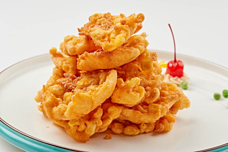 白色瓷盘装的油炸甜玉米天妇罗图片