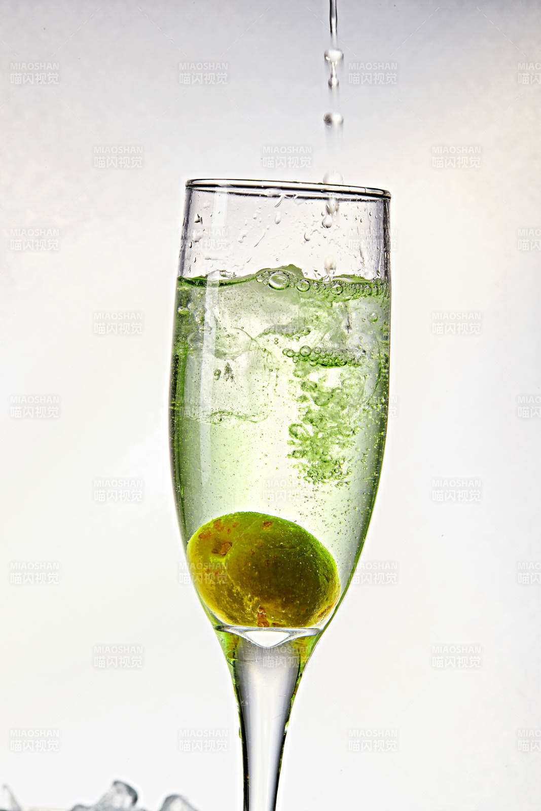 布满冰块的酒杯中的清凉白葡萄味预调酒图片