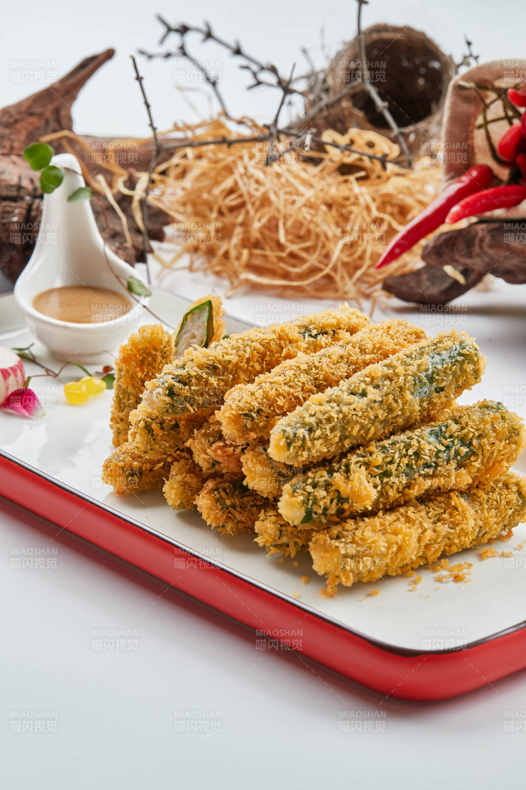 红白瓷盘装的裹面包糠油炸虾泥秋葵图片