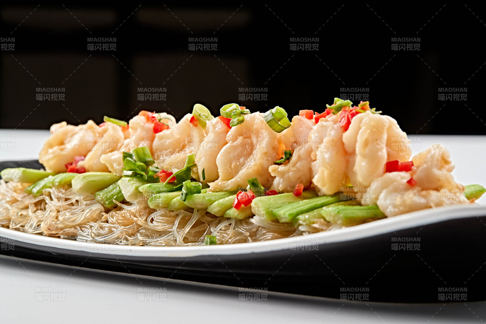 黑色磁盘装的浇汁粉丝蒸虾仁图片