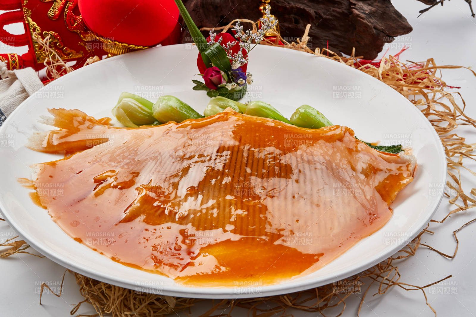 白色瓷盘装的浓汤鱼翅图片