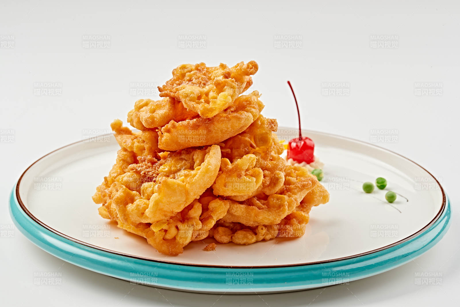 白色瓷盘装的油炸甜玉米天妇罗图片