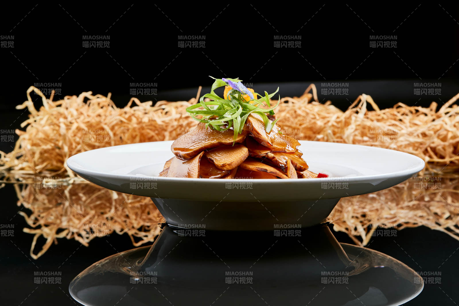 白色瓷盘装的腌渍鬼子姜片图片