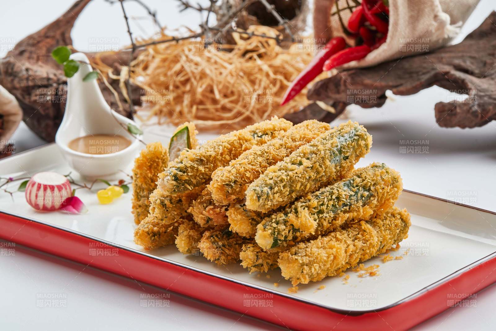 红白瓷盘装的裹面包糠油炸虾泥秋葵图片