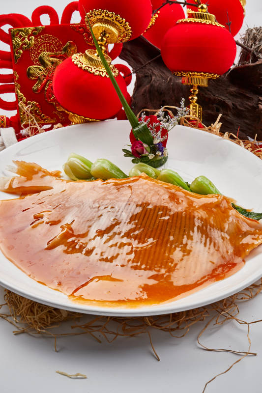 白色瓷盘装的浓汤鱼翅图片