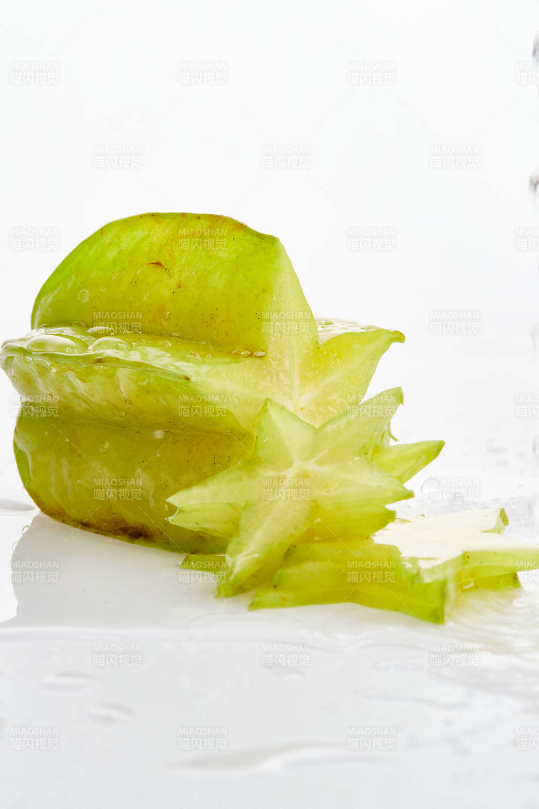 白色背景上摆放的新鲜水嫩杨桃图片