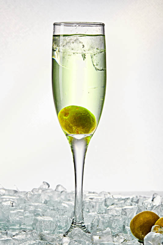 布满冰块的酒杯中的清凉白葡萄味预调酒图片