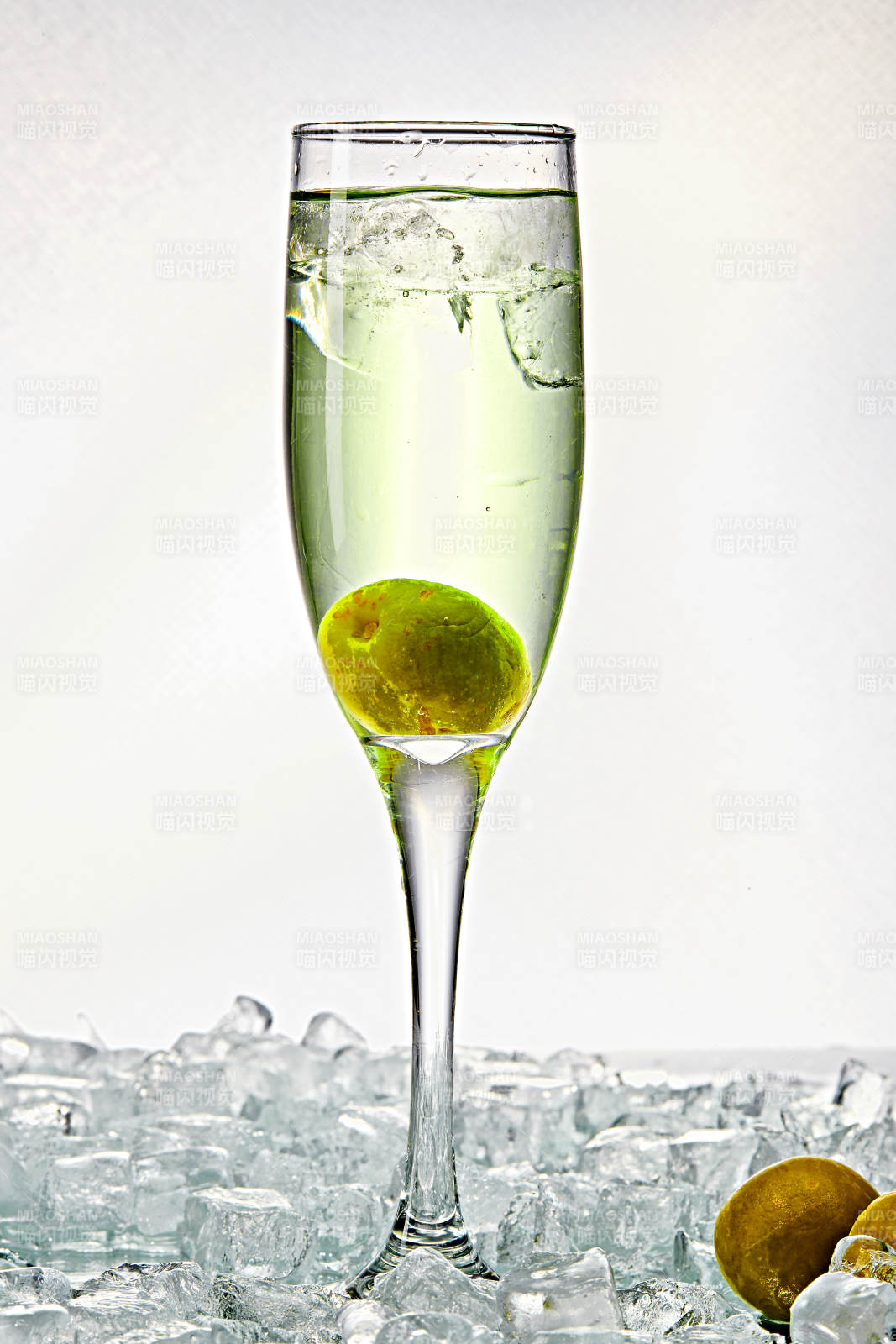 布满冰块的酒杯中的清凉白葡萄味预调酒图片