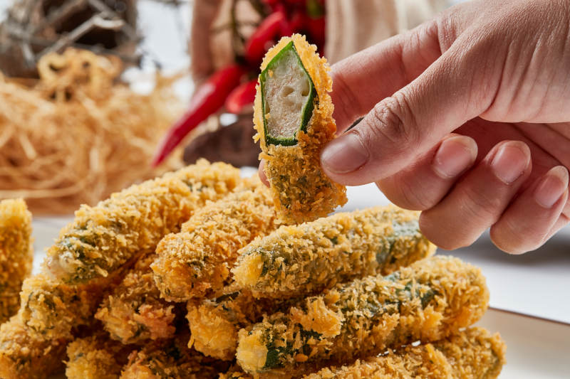 红白瓷盘装的裹面包糠油炸虾泥秋葵图片