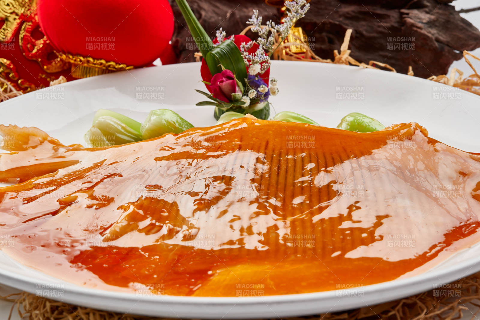 白色瓷盘装的浓汤鱼翅图片