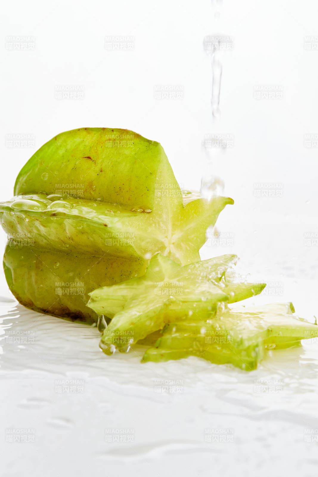 白色背景上摆放的新鲜水嫩杨桃图片