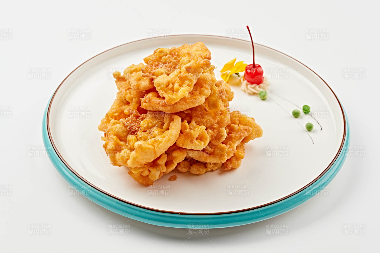 白色瓷盘装的油炸甜玉米天妇罗图片