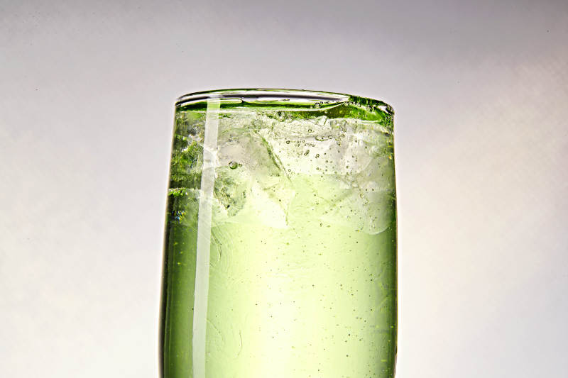 布满冰块的酒杯中的清凉白葡萄味预调酒图片