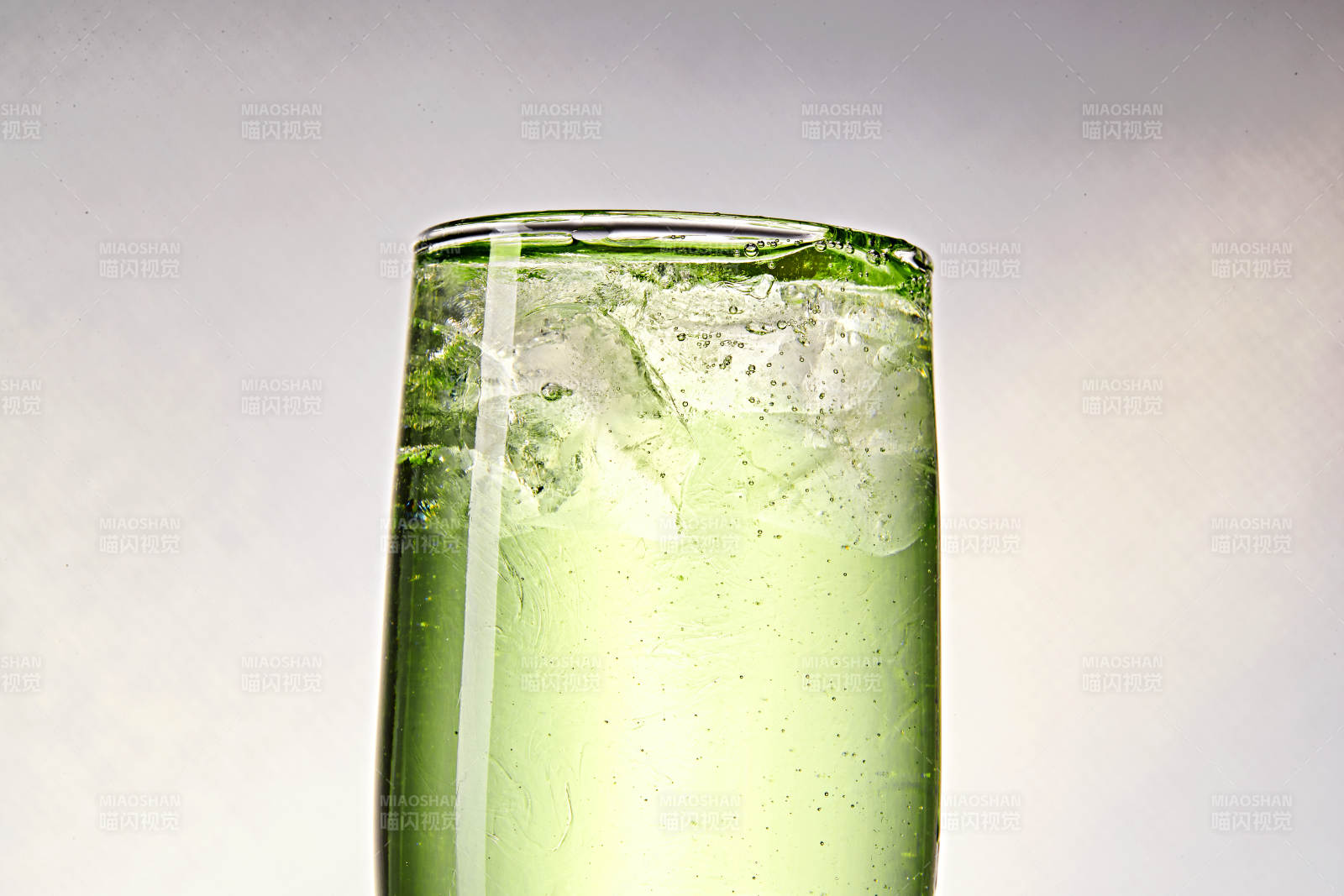 布满冰块的酒杯中的清凉白葡萄味预调酒图片