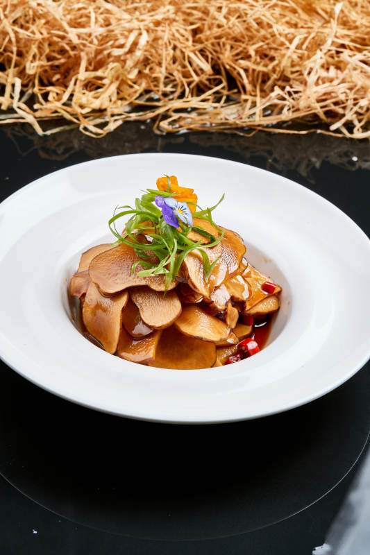 白色瓷盘装的腌渍鬼子姜片图片