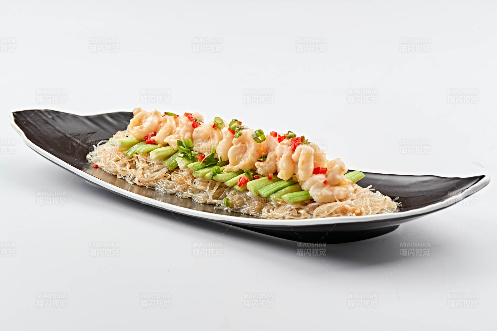 黑色磁盘装的浇汁粉丝蒸虾仁图片