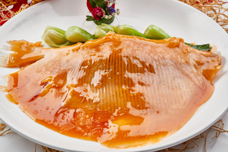 白色瓷盘装的浓汤鱼翅图片