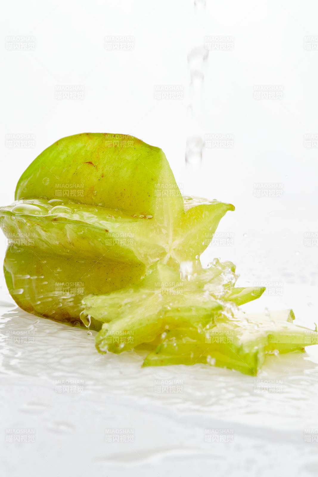 白色背景上摆放的新鲜水嫩杨桃图片