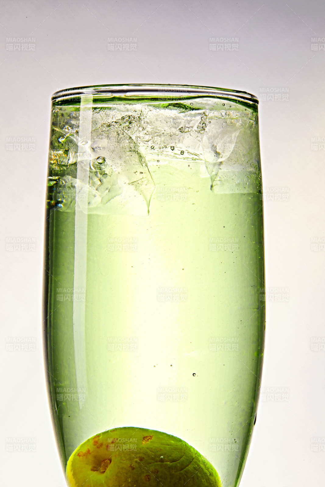 布满冰块的酒杯中的清凉白葡萄味预调酒图片