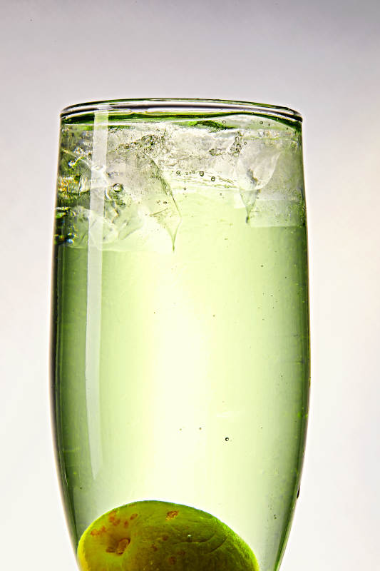 布满冰块的酒杯中的清凉白葡萄味预调酒图片