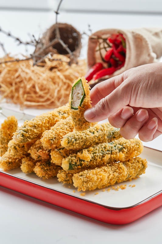 红白瓷盘装的裹面包糠油炸虾泥秋葵图片