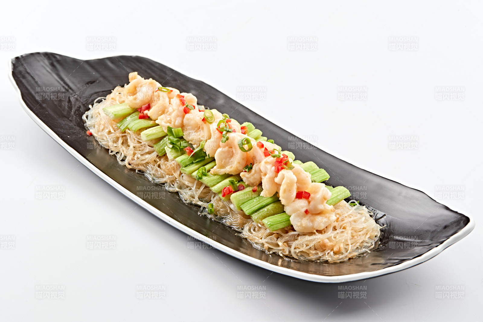 白色瓷盘装的蒜蓉粉丝蒸秋葵图片