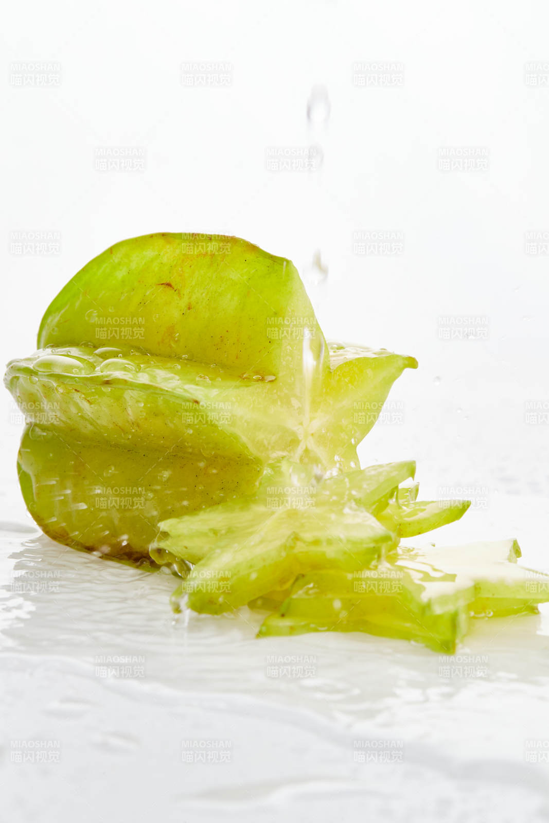 白色背景上摆放的新鲜水嫩杨桃图片