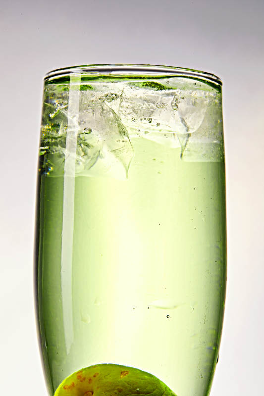 布满冰块的酒杯中的清凉白葡萄味预调酒图片