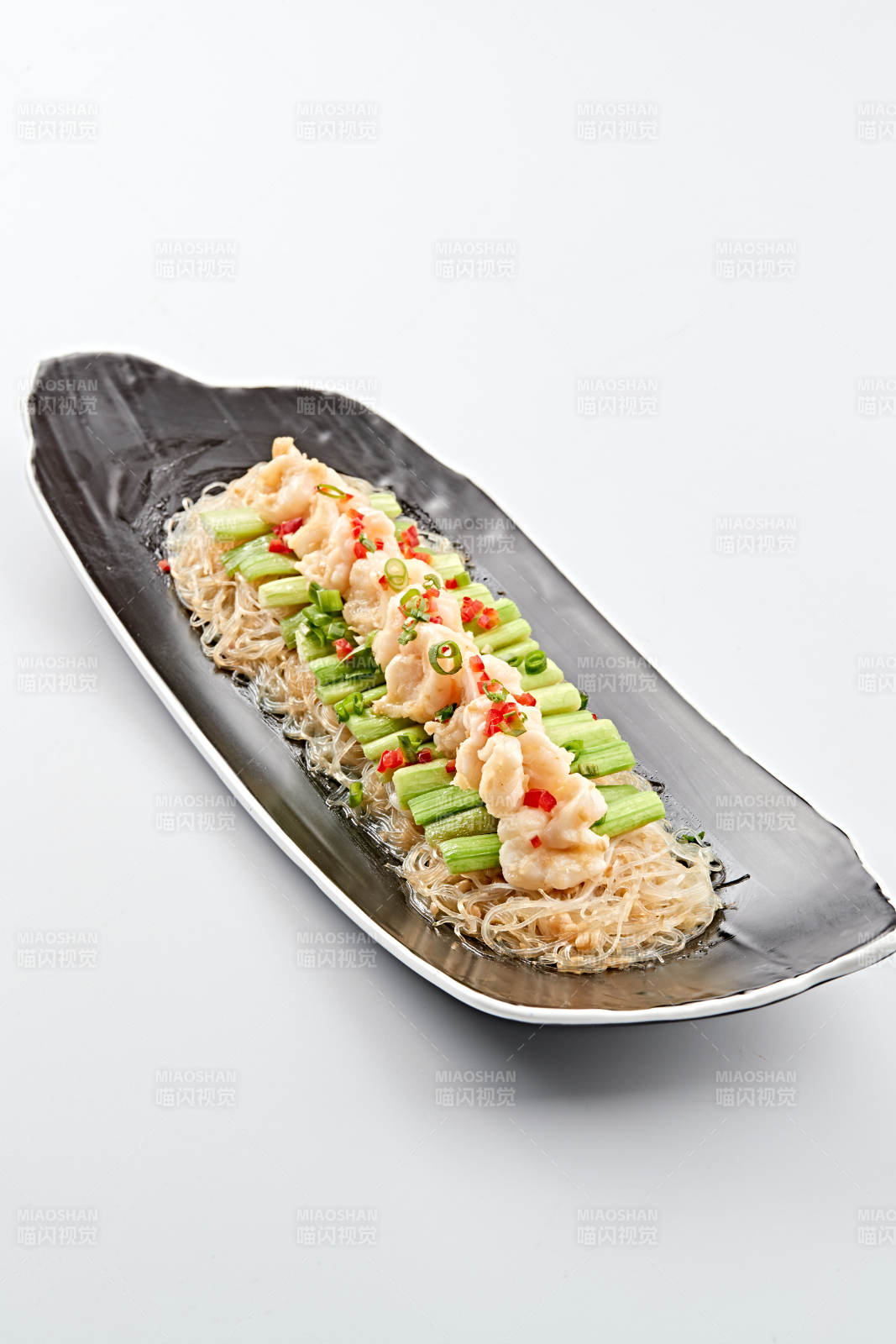 白色瓷盘装的蒜蓉粉丝蒸秋葵图片