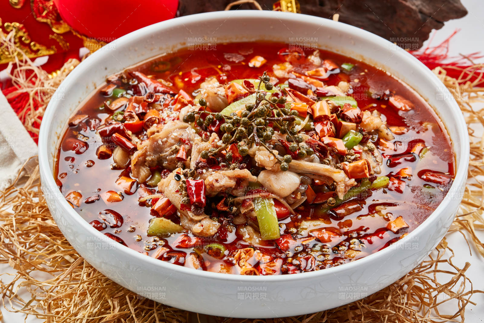 白色瓷餐具装的香水牛蛙图片