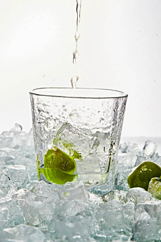 布满冰块的酒杯中的清凉白葡萄味预调酒图片