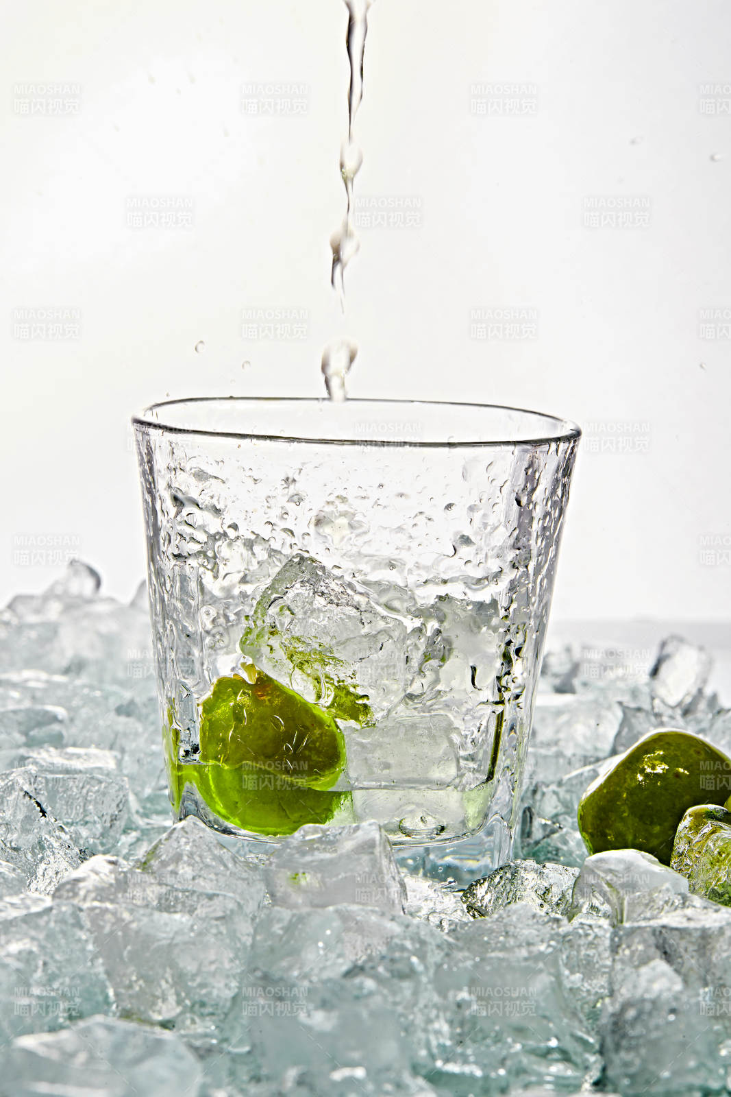 布满冰块的酒杯中的清凉白葡萄味预调酒图片