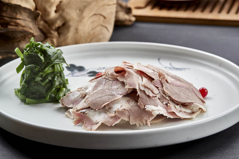 精美凉菜腌韭菜配薄切小驴肉图片