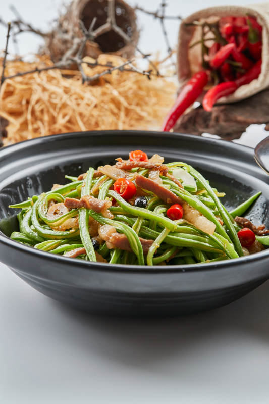 黑色砂锅装的米椒肉丝煲豇豆丝图片