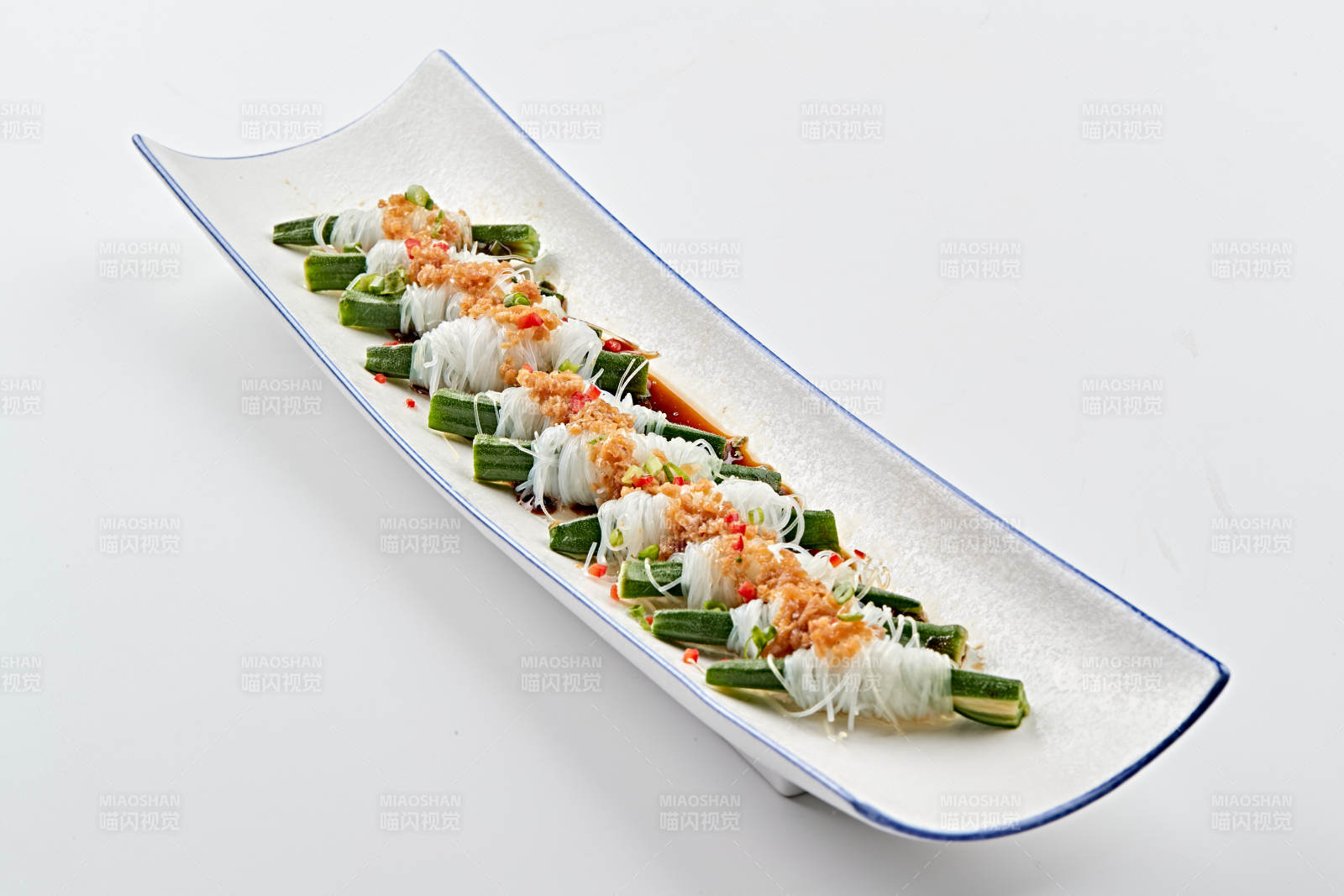 白色瓷盘装的蒜蓉粉丝蒸秋葵图片