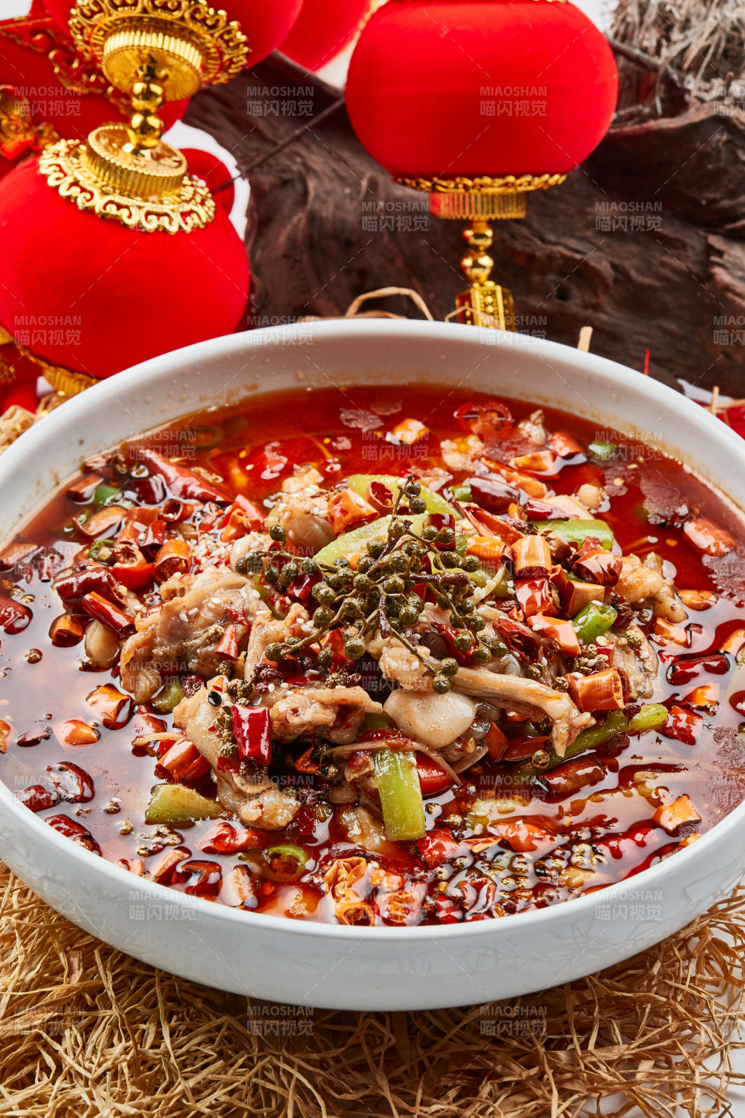 白色瓷餐具装的香水牛蛙图片