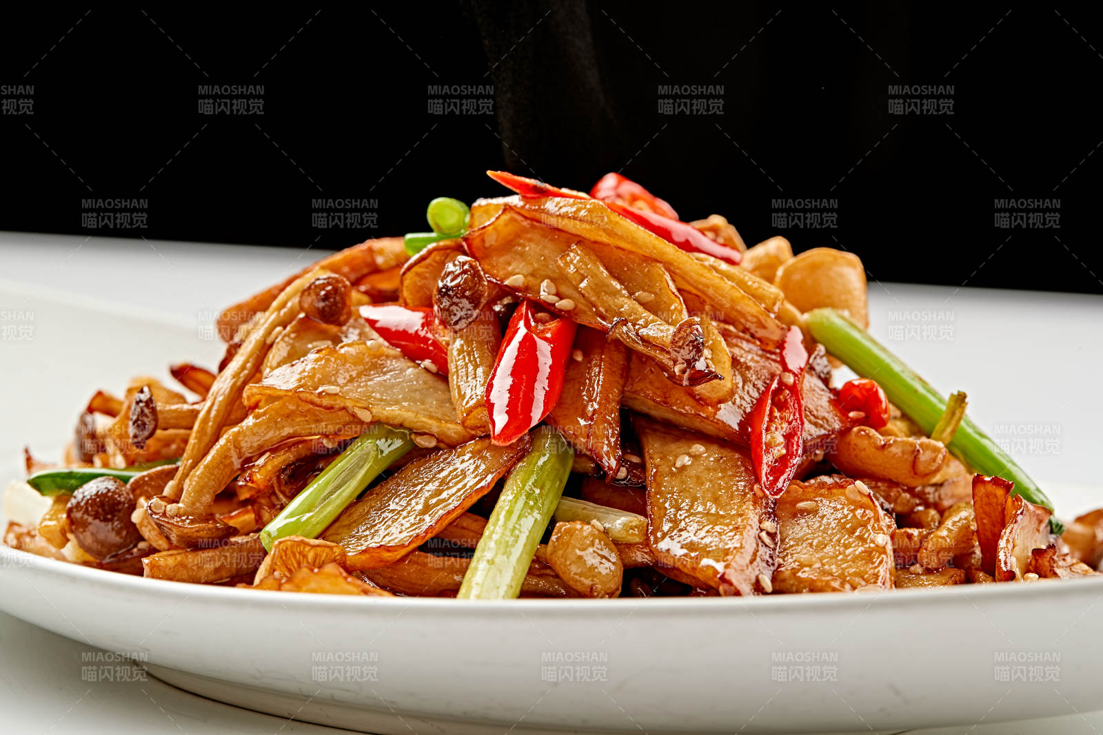 白色瓷盘装的香辣干煸山珍菌图片