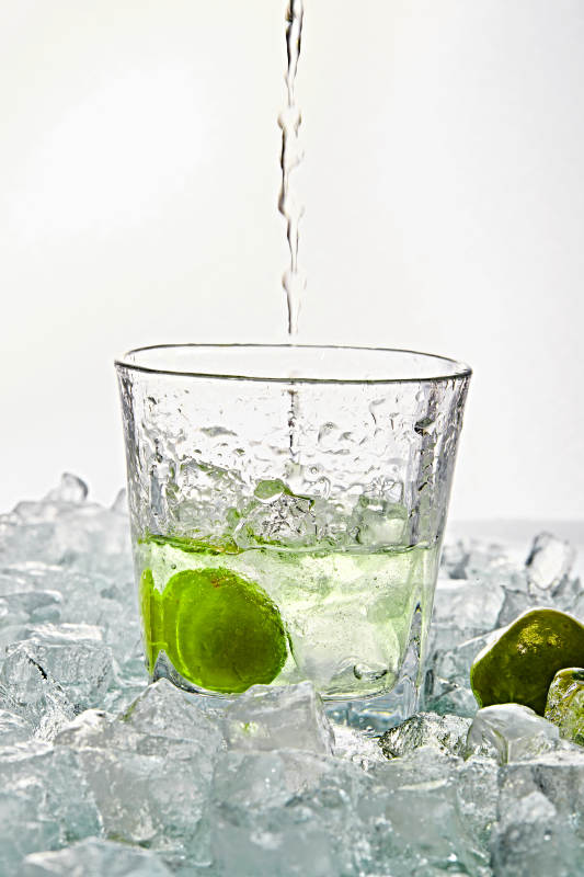 布满冰块的酒杯中的清凉白葡萄味预调酒图片