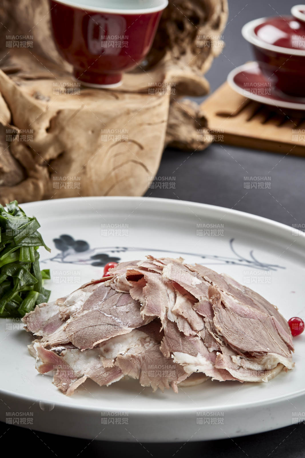 精美凉菜腌韭菜配薄切小驴肉图片