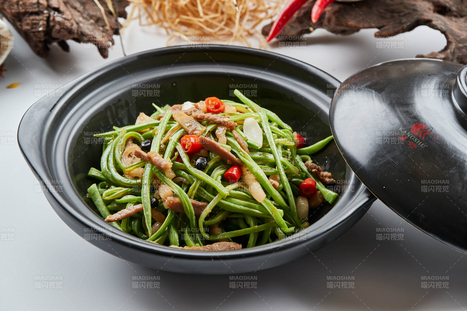 黑色砂锅装的米椒肉丝煲豇豆丝图片