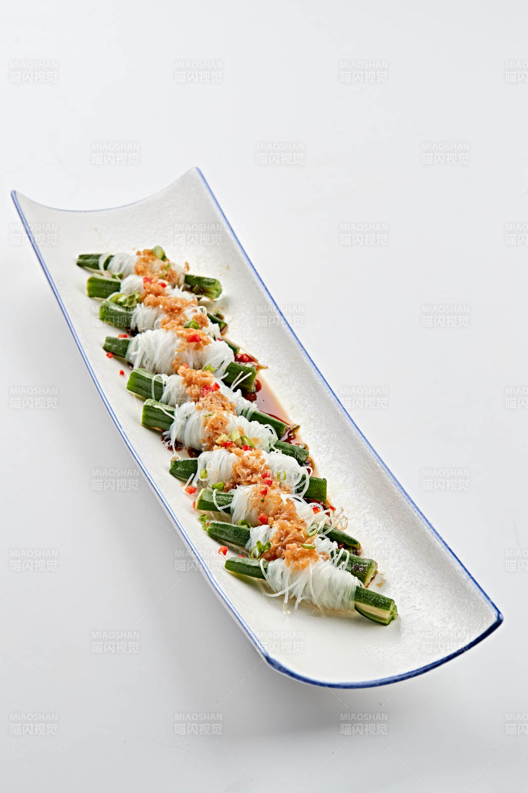 白色瓷盘装的蒜蓉粉丝蒸秋葵图片