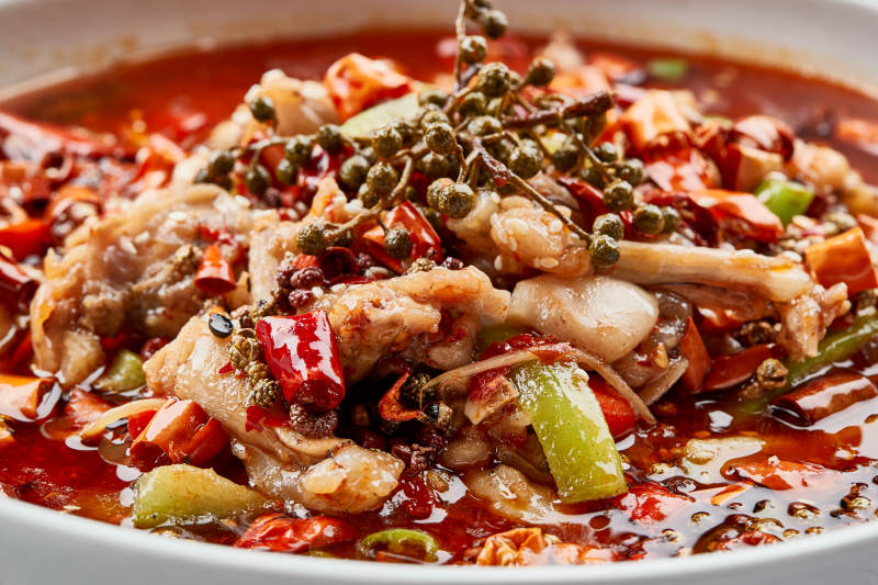 白色瓷餐具装的香水牛蛙图片