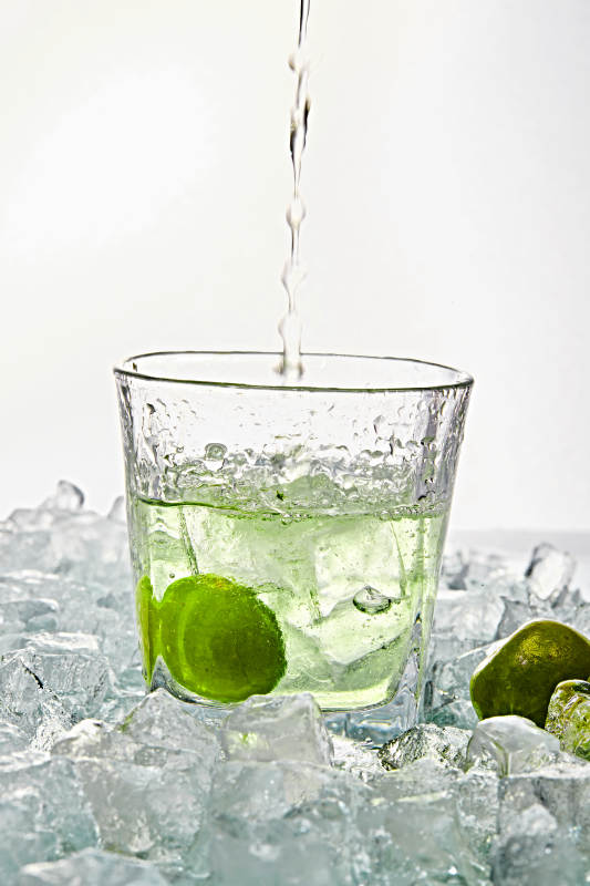 布满冰块的酒杯中的清凉白葡萄味预调酒图片