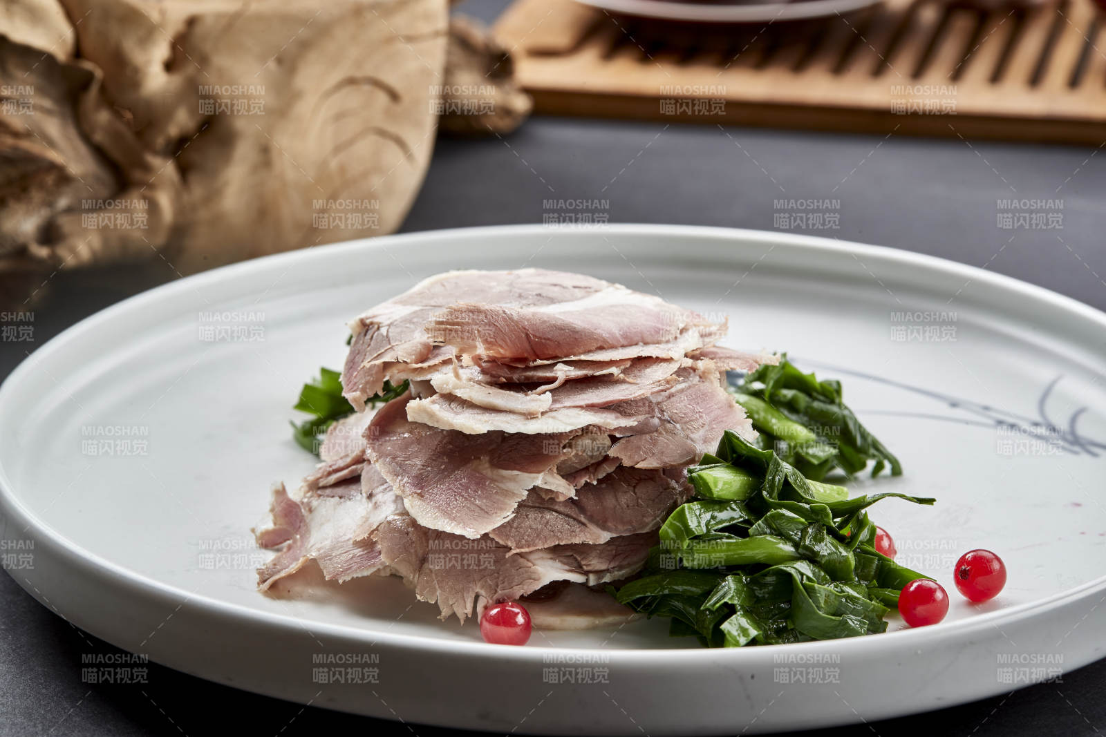 精美凉菜腌韭菜配薄切小驴肉图片