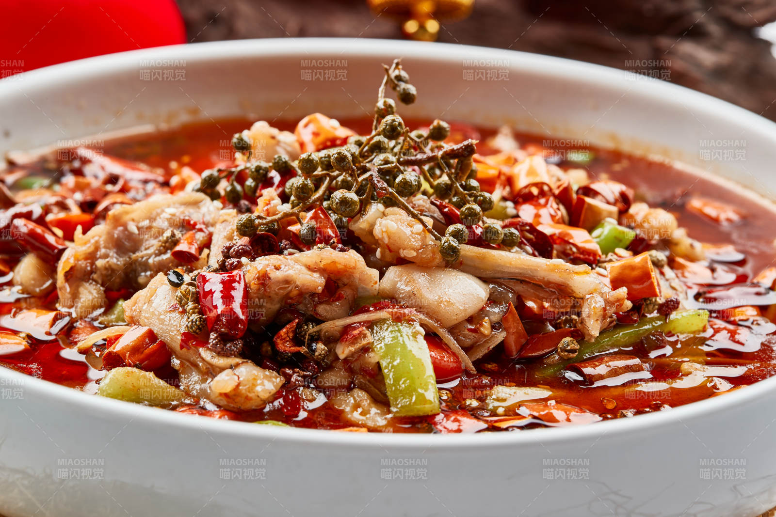 白色瓷餐具装的香水牛蛙图片