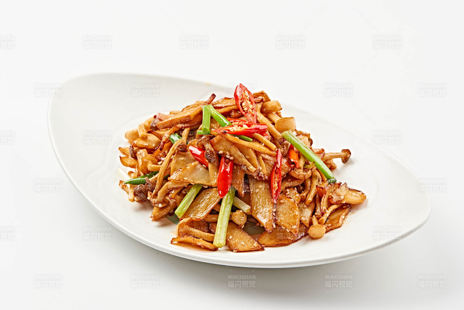 白色瓷盘装的香辣干煸山珍菌图片