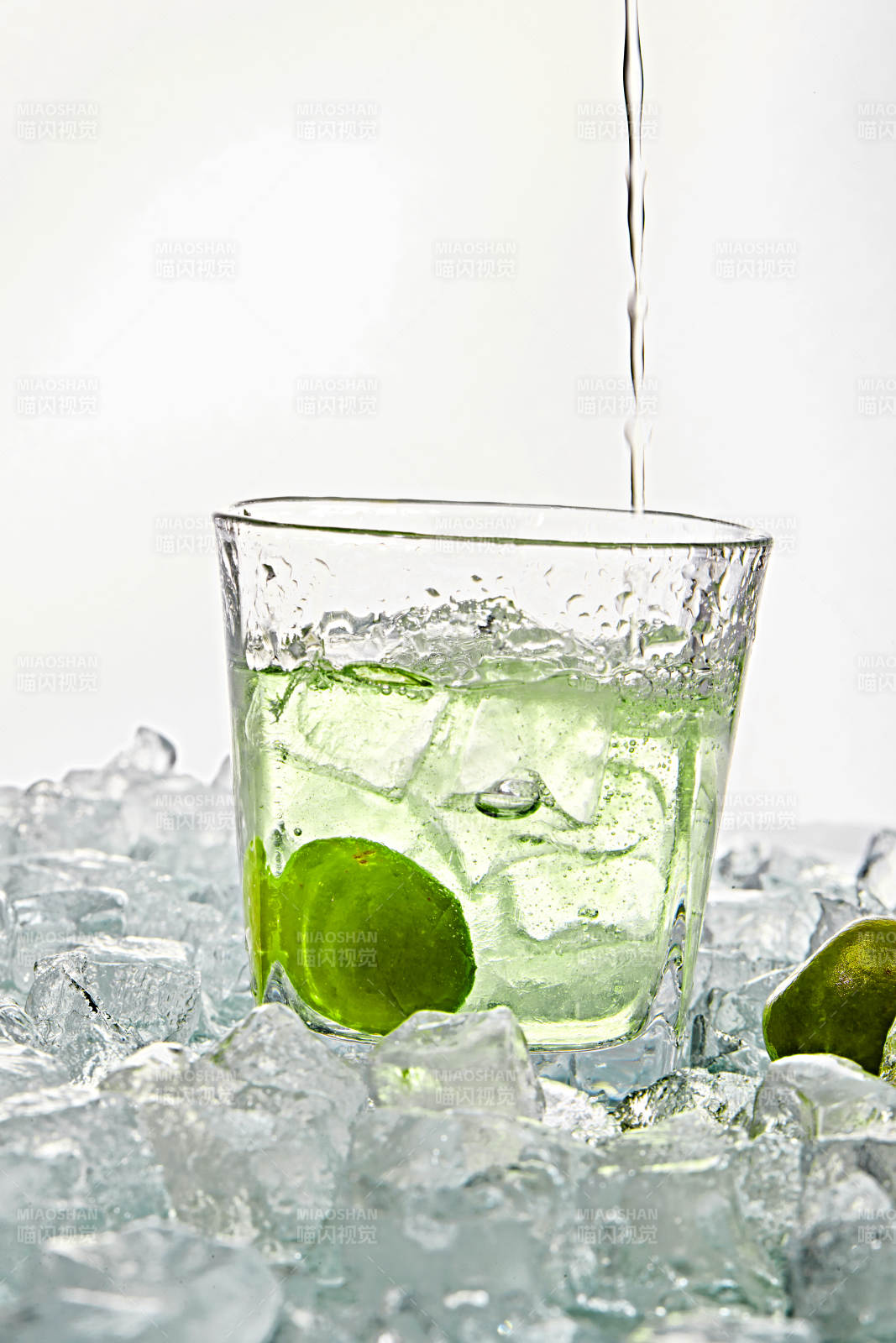 布满冰块的酒杯中的清凉白葡萄味预调酒图片