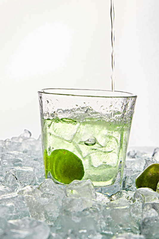 布满冰块的酒杯中的清凉白葡萄味预调酒图片