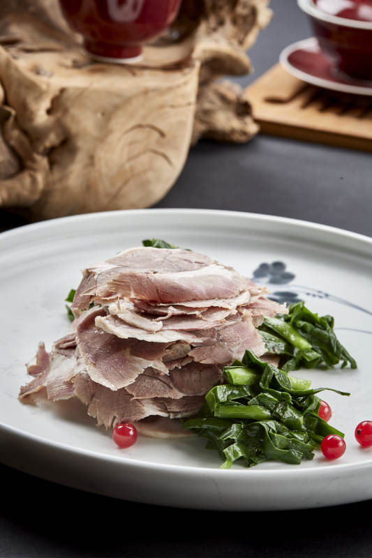 精美凉菜腌韭菜配薄切小驴肉图片